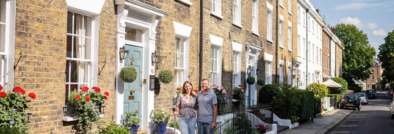 Londoner Reihenhaus mit Blumenkästen, passend zum Haustausch.