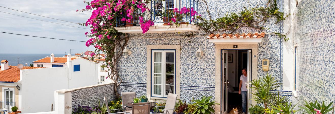 Portugiesisches Stadthaus mit Azulejos und Bougainvillea.